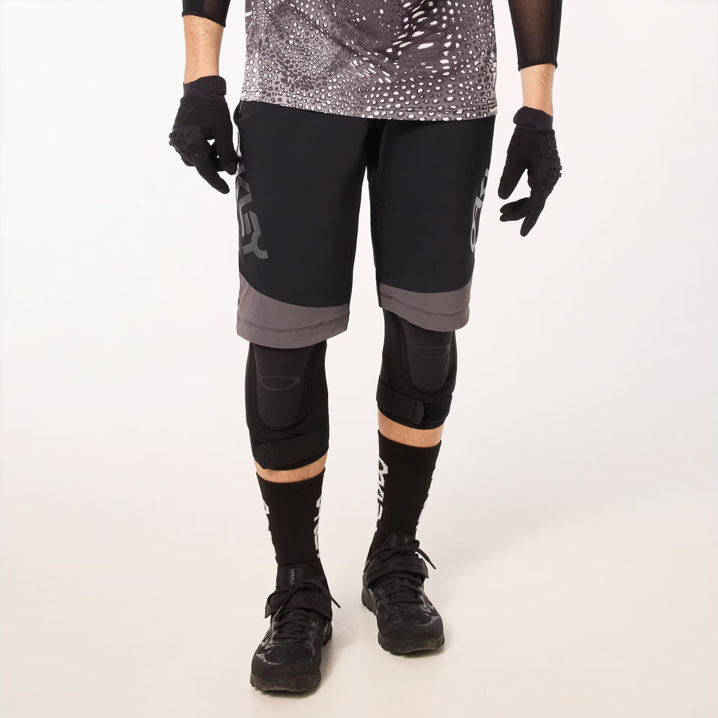 Oakley Men's Maven Scrub Short - Black/Grey