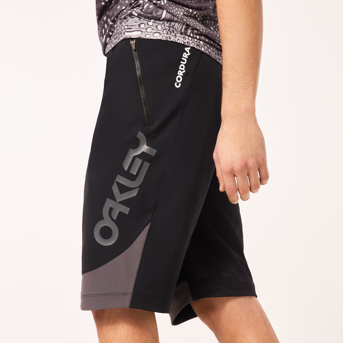 Oakley Men's Maven Scrub Short - Black/Grey
