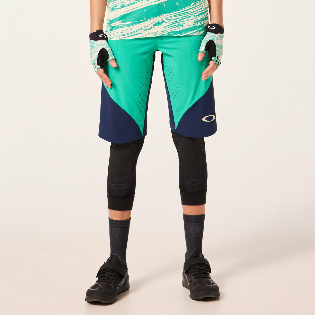 Oakley Women's W. Seeker Airline Short - Green/Blue