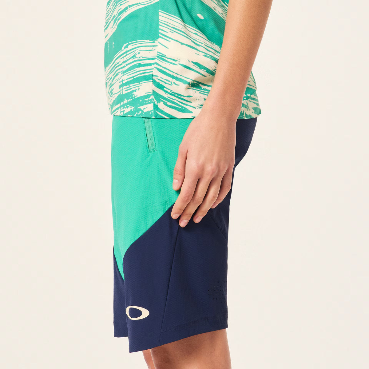 Oakley Women's W. Seeker Airline Short - Green/Blue